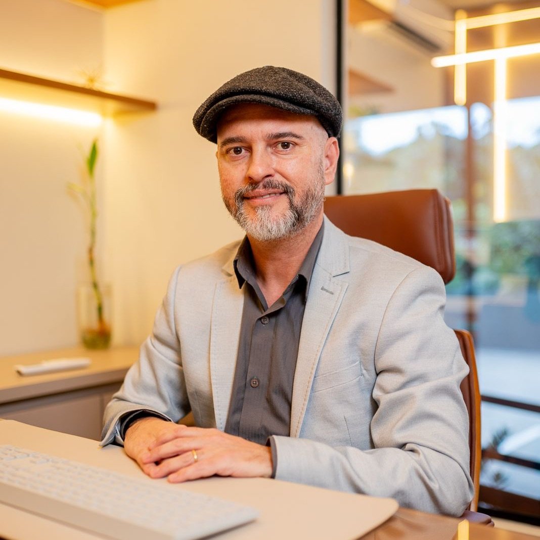 Dr. Antonio Boechat em seu consultório